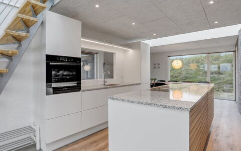 Eicke - 20M from the Sea: Pavimentazione, Soffitto, Interior Design, Pavimento, Cucina, Controsoffitto, Cabinetry, Piastrella, Elettrodomestico, Pavimento In Legno