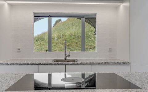 Eicke - 20M from the Sea: Cucina, Interior Design, Controsoffitto, Idraulico Fixture, Soffitto, Rubinetto, Lavandino Della Cucina, Pavimentazione, Lavello, Materiale Composito