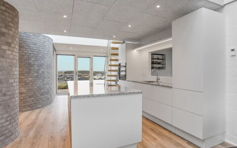 Eicke - 20M from the Sea: Pavimentazione, Legna, Soffitto, Pavimento, Interior Design, Cucina, Controsoffitto, Lampada, Pavimento In Legno, Cabinetry