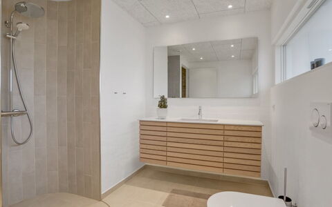 Eicke - 20M from the Sea: Pavimentazione, Interior Design, Pavimento, Parete, Idraulico Fixture, Legna, Mobiletto Del Bagno, Soffitto, Bagno, Lavello