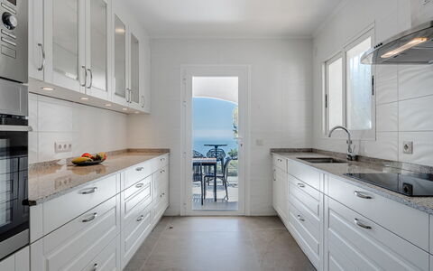 Preciados: Cucina, Controsoffitto, Cabinetry, Pavimentazione, Mobilia, Legna, Interior Design, Elettrodomestico Da Cucina, Pavimento, Cassetto