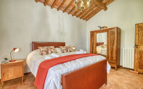 Villa the Horses: Letto, Mobilia, Interior Design, Camera Da Letto, Parete, Pavimentazione, Lenzuolo, Bedding, Pavimento, Legna