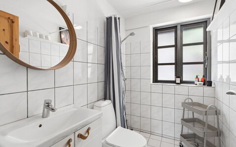 Thorvor - 900M from the Sea: Idraulico Fixture, Pavimentazione, Interior Design, Toilet Seat, Bagno, Pavimento, Gabinetto, Lavello, Idraulico, Lavandino Del Bagno