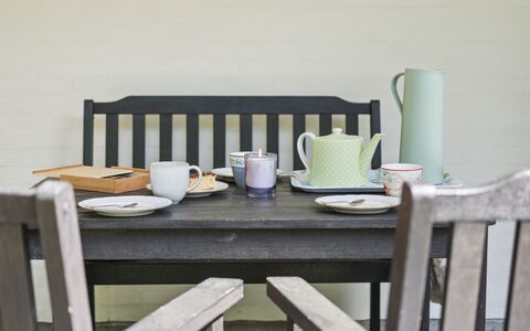 Thorvor - 900M from the Sea: Mobilia, Legna, Tavolo, Interior Design, Sedia, Cucina & Sala Da Pranzo Tavolo, Color Legno, Mobili Da Esterno, Sala Da Pranzo