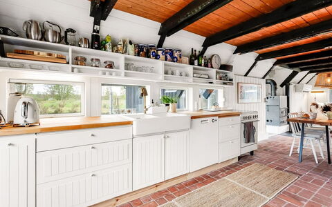 Arendine - 250M from the Sea: Cucina, Controsoffitto, Mobilia, Cabinetry, Interior Design, Pavimentazione, Elettrodomestico Da Cucina, Legna, Apparecchio Major, Soffitto