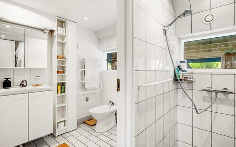 Arendine - 250M from the Sea: Pavimentazione, Interior Design, Idraulico Fixture, Pavimento, Piastrella, Idraulico, Bagno, Rubinetto, Mobiletto Del Bagno, Gabinetto