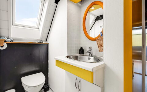 Arendine - 250M from the Sea: Pavimento, Idraulico Fixture, Piastrella, Idraulico, Bagno, Gabinetto