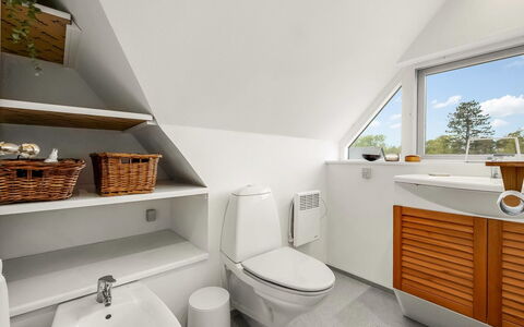 Arendine - 250M from the Sea: Pavimentazione, Idraulico Fixture, Interior Design, Pavimento, Legna, Gabinetto, Bagno, Lavello, Mobiletto Del Bagno, Rubinetto
