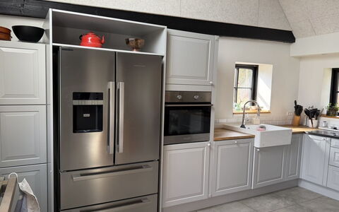 Aika - 1.6Km to the Fjord: Elettrodomestico Da Cucina, Apparecchio Major, Pavimentazione, Cucina, Elettrodomestico, Pavimento, Interior Design, Cabinetry, Mobilia, Controsoffitto