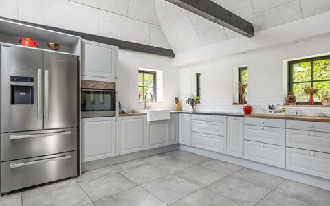 Aika - 1.6Km to the Fjord: Cucina, Pavimentazione, Apparecchio Major, Legna, Pavimento, Elettrodomestico Da Cucina, Interior Design, Cabinetry, Controsoffitto, Elettrodomestico