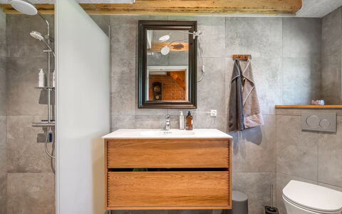 Aika - 1.6Km to the Fjord: Idraulico Fixture, Pavimentazione, Legna, Pavimento, Mobiletto Del Bagno, Lavello, Rubinetto, Idraulico, Lavandino Del Bagno, Bagno
