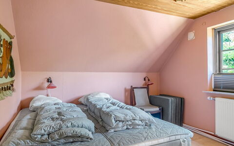 Aika - 1.6Km to the Fjord: Letto, Camera Da Letto, Mobilia, Interior Design, Bedding, Lenzuolo, Parete, Legna, Pavimento, Pavimentazione
