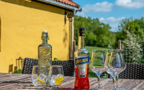 Aika - 1.6Km to the Fjord: Bottiglia, Bicchieri, Bottiglia Di Vetro, Vino, Cibo, Bottiglia Di Vino