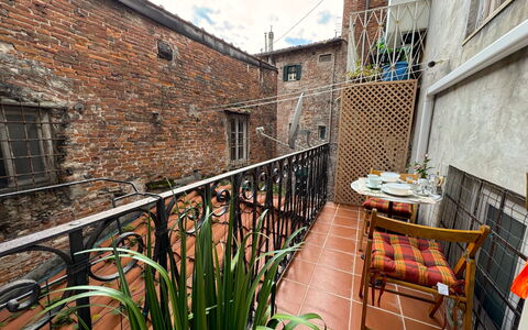 Alla Torre: Vaso Di Fiori, Brick, Ferro, Balcone, Metallo, Appartamento, Pianta Della Casa, Muratura, Corrimano, Sedia