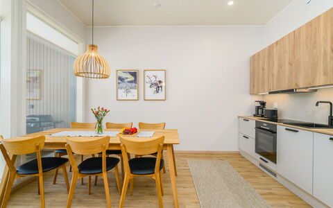 Saariselän Aavahelmi C: Mobilia, Interior Design, Pavimentazione, Pavimento In Legno, Pavimento, Legna, Soffitto, Cucina & Sala Da Pranzo Tavolo, Sala Da Pranzo, Lampada