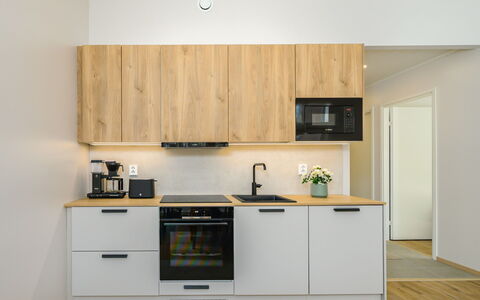 Saariselän Aavahelmi C: Cucina, Elettrodomestico Da Cucina, Controsoffitto, Cabinetry, Interior Design, Legna, Apparecchio Major, Pavimentazione, Mobilia, Credenza