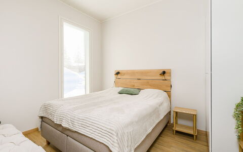 Saariselän Aavahelmi C: Legna, Pavimentazione, Camera Da Letto, Pavimento, Letto, Pavimento In Legno, Interior Design, Lenzuolo, Bedding, Mobilia