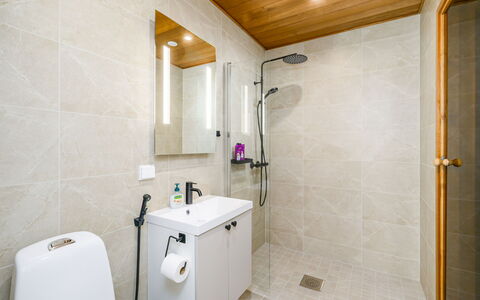 Saariselän Aavahelmi C: Pavimentazione, Parete, Idraulico Fixture, Interior Design, Pavimento, Bagno, Soffitto, Rubinetto, Idraulico, Illuminazione