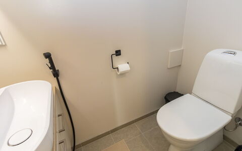 Saariselän Aavahelmi C: Toilet Seat, Bagno, Gabinetto, Idraulico Fixture, Pavimentazione, Pavimento, Interior Design, Idraulico, Piastrella, Rubinetto