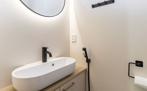 Saariselän Aavahelmi C: Parete, Interior Design, Idraulico Fixture, Bagno, Pavimentazione, Illuminazione, Pavimento, Idraulico, Lampada, Specchio