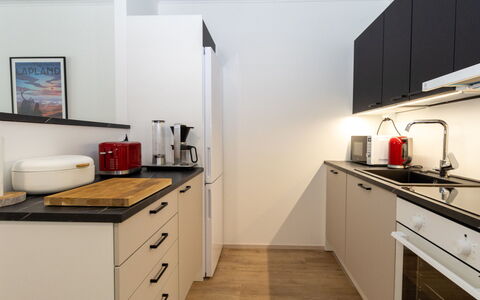 Lomapesä: Cucina, Elettrodomestico Da Cucina, Controsoffitto, Cabinetry, Interior Design, Apparecchio Major, Mobilia, Pavimentazione, Legna, Cucina Stufa