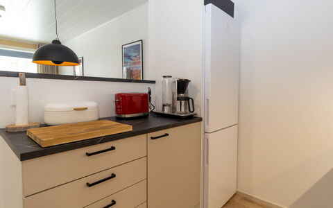 Lomapesä: Controsoffitto, Mobilia, Interior Design, Cabinetry, Cucina, Elettrodomestico Da Cucina, Pavimentazione, Legna, Apparecchio Major, Camera