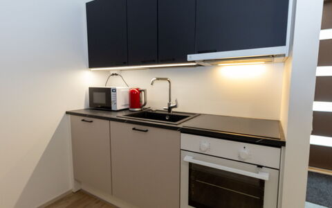 Lomapesä: Cucina, Elettrodomestico Da Cucina, Controsoffitto, Apparecchio Major, Interior Design, Cabinetry, Lavandino Della Cucina, Pavimentazione, Cucina Stufa, Stufa