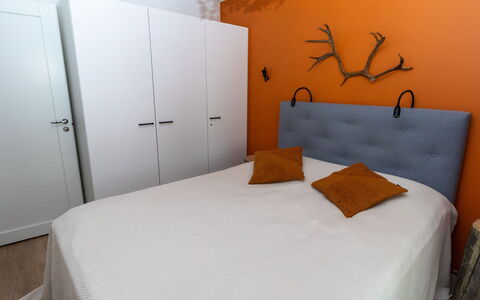 Lomapesä: Mobilia, Letto, Bedding, Camera Da Letto, Interior Design, Lenzuolo, Parete, Pavimento, Legna, Biancheria