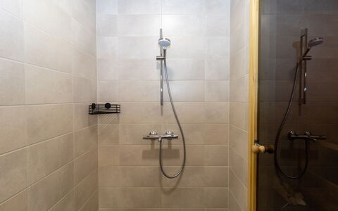 Lomapesä: Bagno, Soffione Doccia, Idraulico Fixture, Pavimentazione, Doccia, Doccia Bar, Idraulico, Pavimento, Pannello Doccia, Piastrella