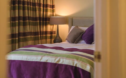 Babbacombe: Mobilia, Interior Design, Parete, Camera Da Letto, Letto, Legna, Lenzuolo, Pavimento, Pavimentazione, Bedding