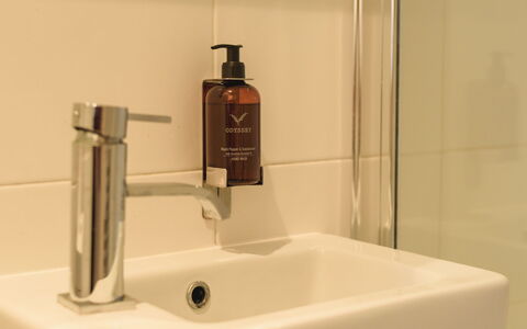 Babbacombe: Idraulico Fixture, Rubinetto, Lavandino Del Bagno, Lavello, Bagno, Bottiglia, Idraulico, Bicchiere