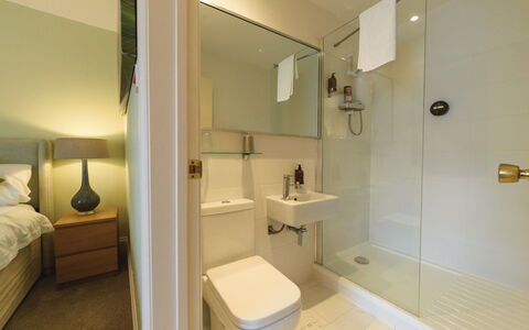 Babbacombe: Pavimentazione, Interior Design, Pavimento, Parete, Idraulico Fixture, Bagno, Camera, Gabinetto, Idraulico, Illuminazione