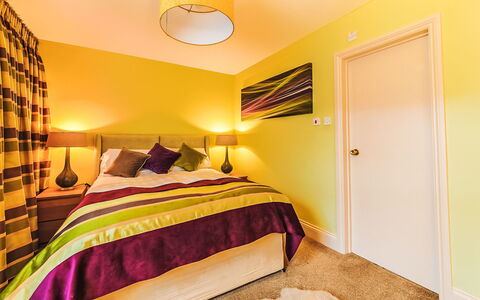 Babbacombe: Interior Design, Letto, Camera Da Letto, Mobilia, Lenzuolo, Pavimentazione, Giallo, Bedding, Legna, Pavimento