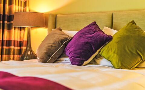 Babbacombe: Mobilia, Interior Design, Letto, Camera Da Letto, Bedding, Lenzuolo, Biancheria, Cuscino, Lancia Cuscino, Camera