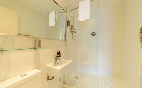 Babbacombe: Bagno, Idraulico Fixture, Parete, Interior Design, Pavimentazione, Pavimento, Lavandino Del Bagno, Rubinetto, Idraulico, Lavello