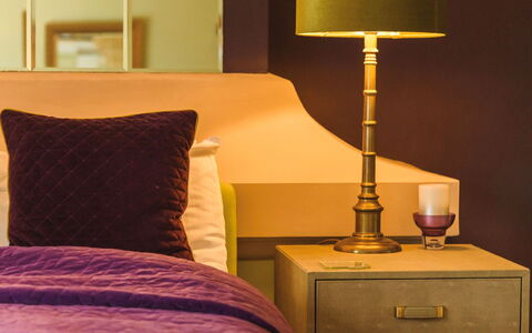 Torwood: Mobilia, Interior Design, Parete, Paralume, Camera Da Letto, Giallo, Letto, Illuminazione, Lampada, Casa