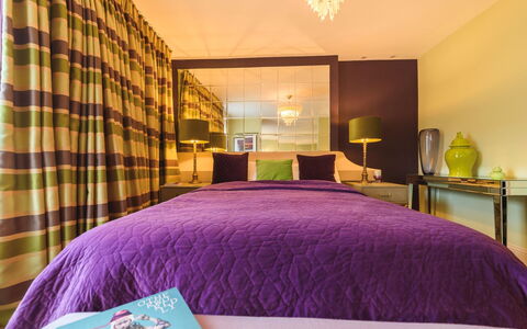 Torwood: Mobilia, Interior Design, Letto, Camera Da Letto, Pavimentazione, Pavimento, Bedding, Soffitto, Lenzuolo, Legna