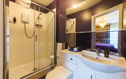 Torwood: Bagno, Idraulico Fixture, Interior Design, Pavimentazione, Pavimento, Lavello, Rubinetto, Idraulico, Lavandino Del Bagno, Specchio