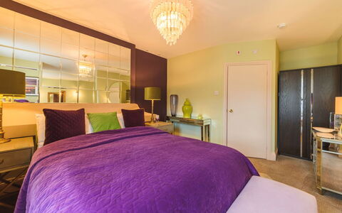 Torwood: Interior Design, Mobilia, Pavimentazione, Soffitto, Pavimento, Camera Da Letto, Letto, Illuminazione, Camera, Lampada