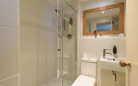 Warberries: Bagno, Interior Design, Idraulico Fixture, Parete, Pavimentazione, Pavimento, Gabinetto, Idraulico, Camera, Toilet Seat