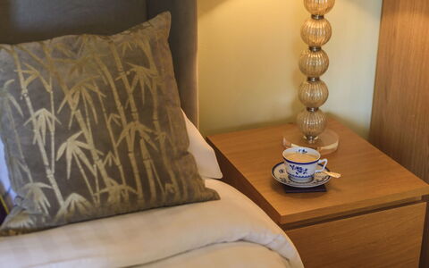 Warberries: Mobilia, Interior Design, Tessile, Biancheria, Camera Da Letto, Marrone, Pavimento, Casa, Paralume, Cuscino