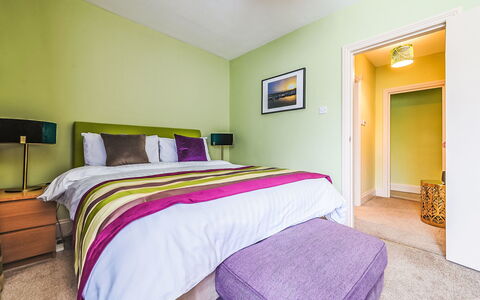 Wellswood: Interior Design, Parete, Mobilia, Camera Da Letto, Letto, Pavimentazione, Pavimento, Lenzuolo, Soffitto, Bedding