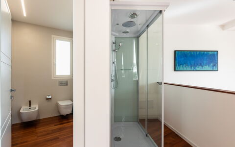 Pizzuta Country House: Pavimentazione, Bagno, Interior Design, Pavimento, Idraulico Fixture, Legna, Soffitto, Camera, Idraulico, Illuminazione