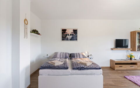 Happy Home: Letto, Mobilia, Interior Design, Camera Da Letto, Pavimentazione, Pavimento, Camera, Parete, Bedding, Lenzuolo