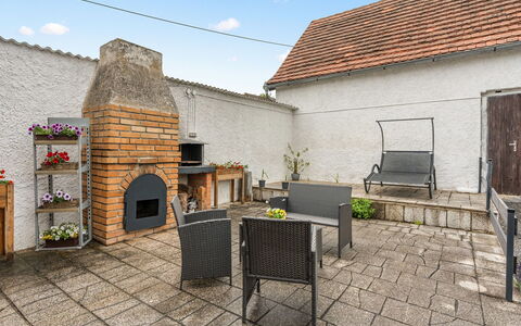 Happy Home: Mobilia, Vaso Di Fiori, Mobili Da Esterno, Sedia, Brick, Flagstone, Pianta Della Casa, Giardino, Terrazza, Backyard