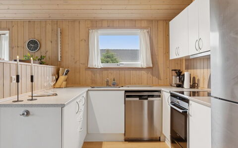 Loki - 200M from the Sea: Cucina, Legna, Pavimentazione, Elettrodomestico Da Cucina, Controsoffitto, Interior Design, Apparecchio Major, Soffitto, Pavimento, Cabinetry