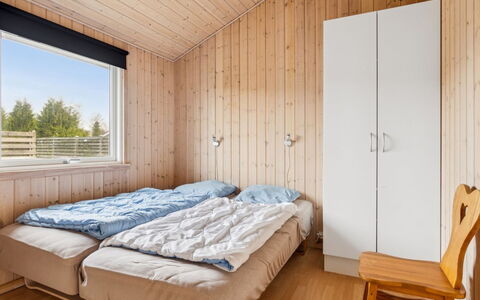Loki - 200M from the Sea: Legna, Camera Da Letto, Soffitto, Pavimento, Color Legno, Latifoglie, Letto, Plank, Camera, Bedding