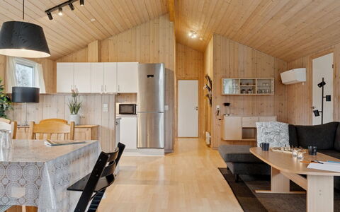 Loki - 200M from the Sea: Legna, Interior Design, Soffitto, Mobilia, Pavimentazione, Camera, Lampada, Casa, Pavimento, Soggiorno