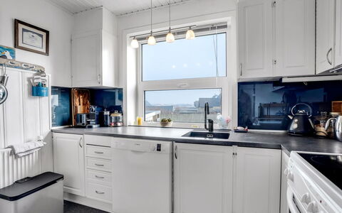 Bondi - 150M from the Sea: Cucina, Elettrodomestico Da Cucina, Apparecchio Major, Controsoffitto, Elettrodomestico, Cabinetry, Interior Design, Cucina Stufa, Rubinetto, Lavandino Della Cucina