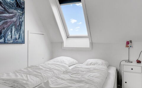 Bondi - 150M from the Sea: Camera Da Letto, Letto, Biancheria, Soffitto, Lenzuolo, Bedding, Telaio Del Letto, Cuscino, Illuminazione Diurna, Attico
